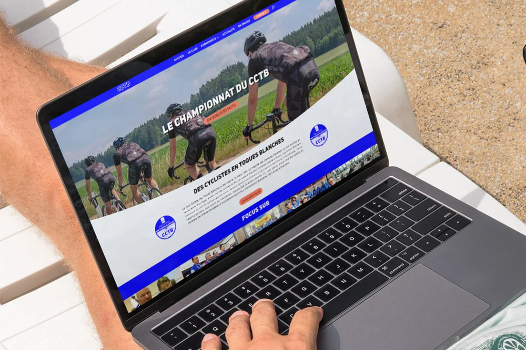 personne consultant le site internet du Club cycliste des Toques Blanches