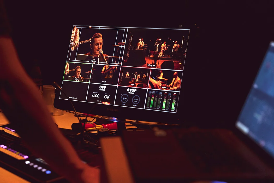 arnaud sedira à la régie lors du live stream du concert de Diamonds