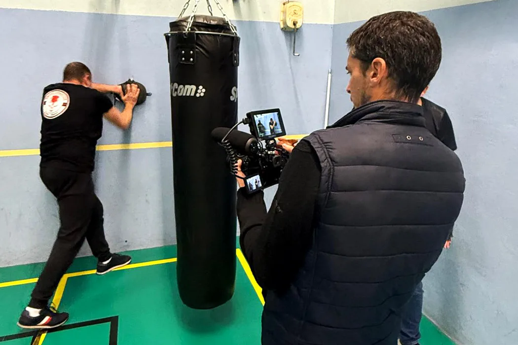 Arnaud Sedira graphiste vidéaste filme un combatant de l'Urban Combatives Paris
