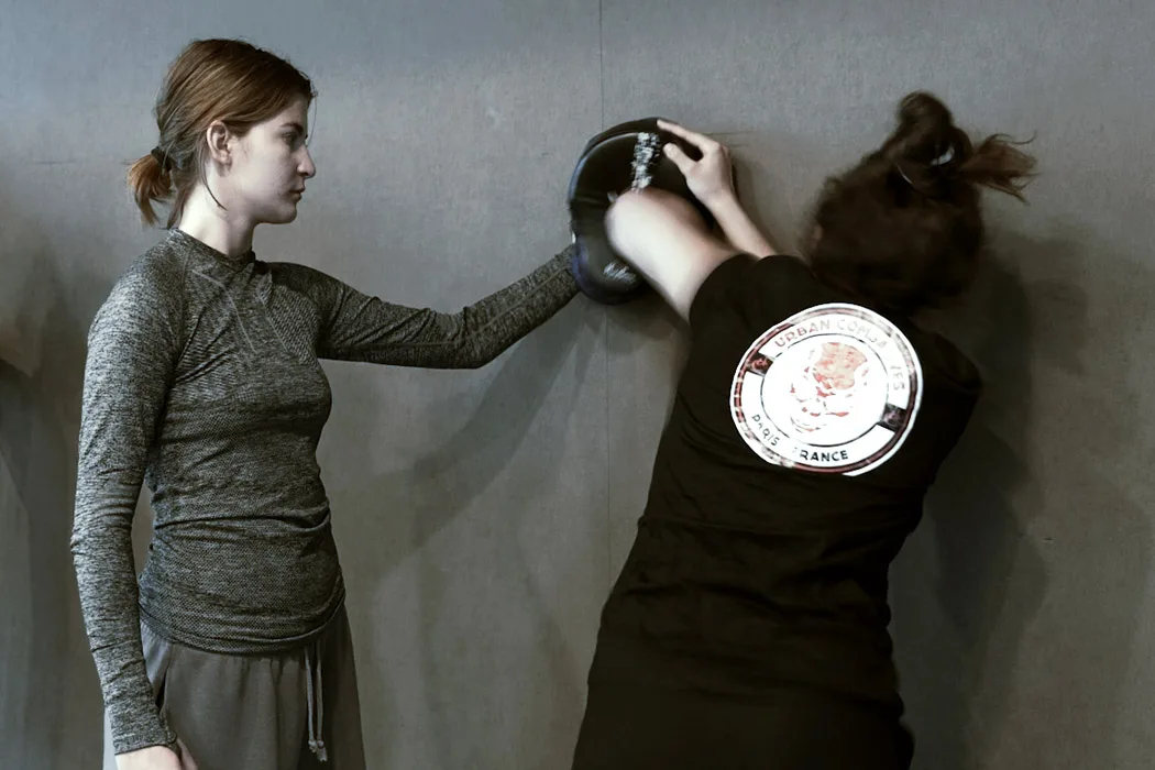 Deux femmes lors d'un stage de self défense filmées par Arnaud Sedira, graphiste vidéaste