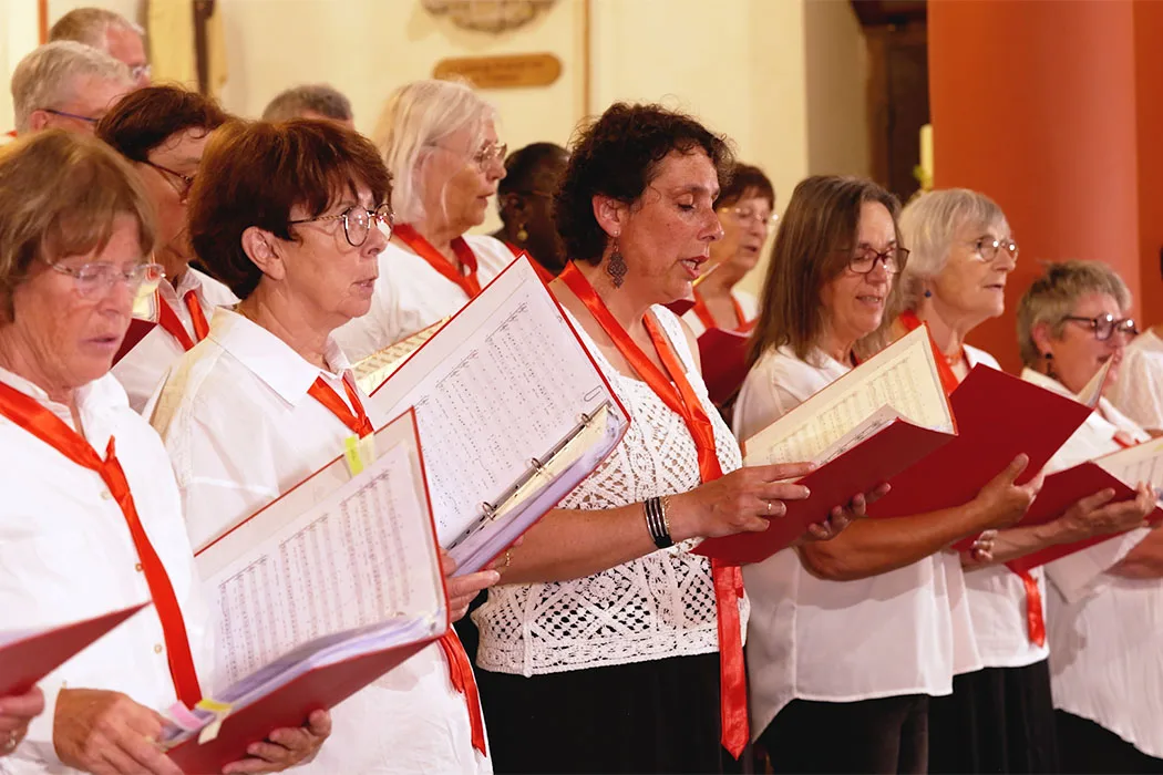 Choristes lors d'un concert à Bruniquel de la chorale de Douelle filmé par Arnaud Sedira graphiste vidéaste