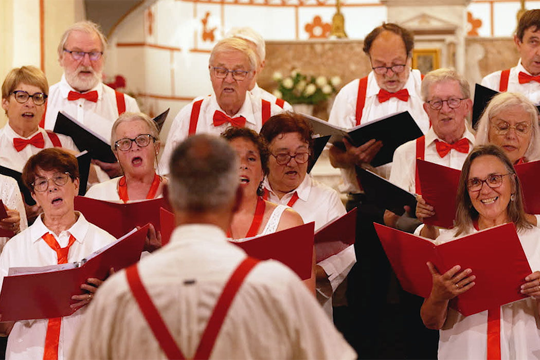 Choristes lors d'un concert à Bruniquel de la chorale de Douelle filmé par Arnaud Sedira graphiste vidéaste